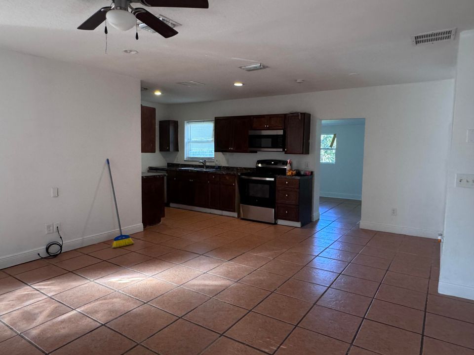 For Rent: $2,000 (3 beds, 2 baths, 1382 Square Feet)