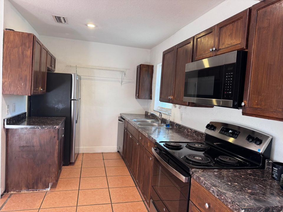 For Rent: $2,000 (3 beds, 2 baths, 1382 Square Feet)
