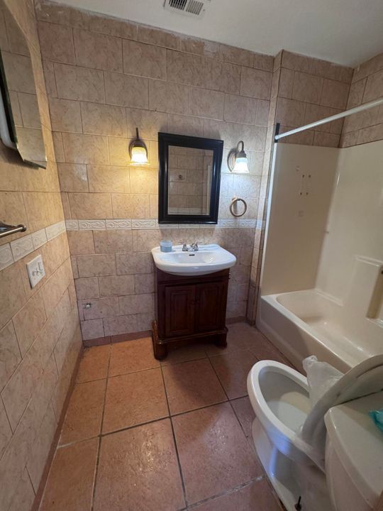 For Rent: $2,000 (3 beds, 2 baths, 1382 Square Feet)