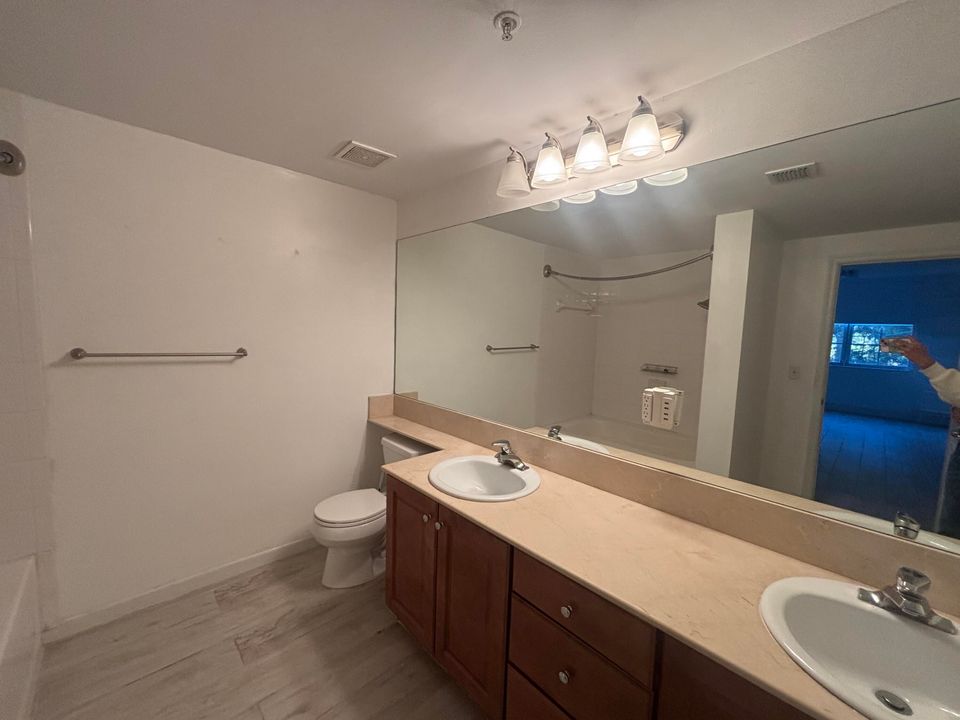 For Rent: $2,900 (3 beds, 2 baths, 1479 Square Feet)