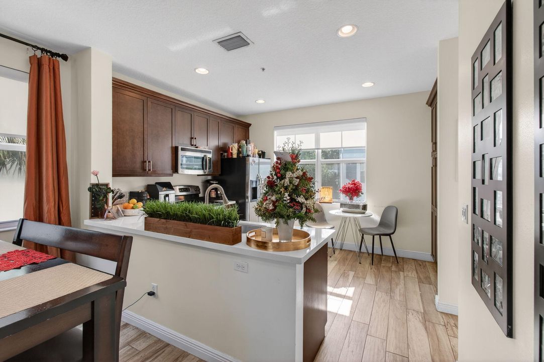 待售: $420,000 (4 贝兹, 3 浴室, 1988 平方英尺)