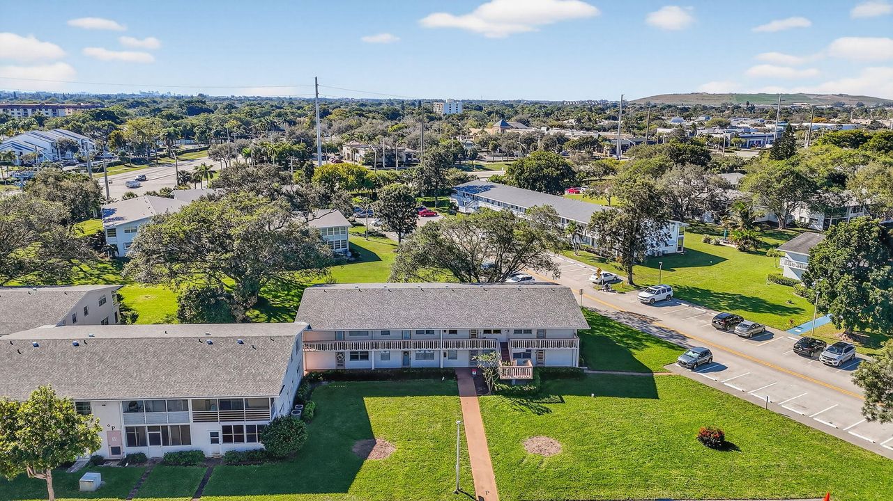 待售: $138,000 (2 贝兹, 1 浴室, 828 平方英尺)