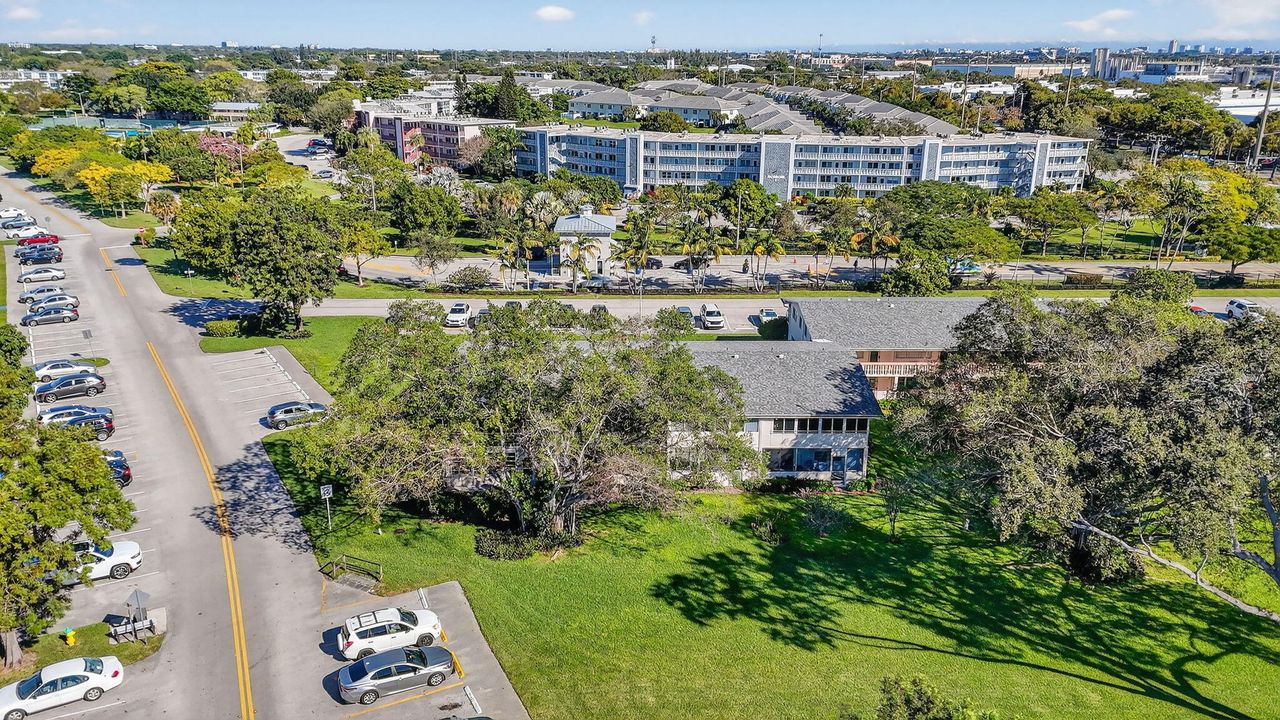 待售: $138,000 (2 贝兹, 1 浴室, 828 平方英尺)