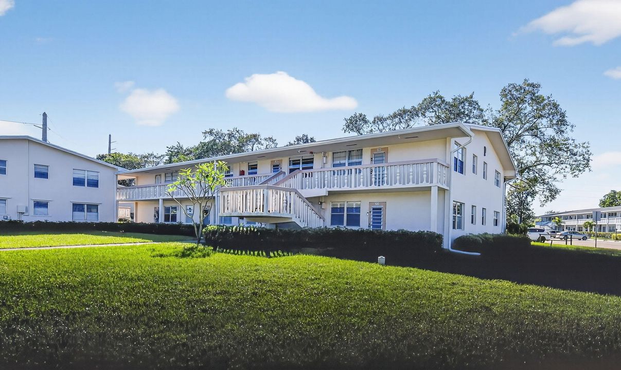 待售: $138,000 (2 贝兹, 1 浴室, 828 平方英尺)