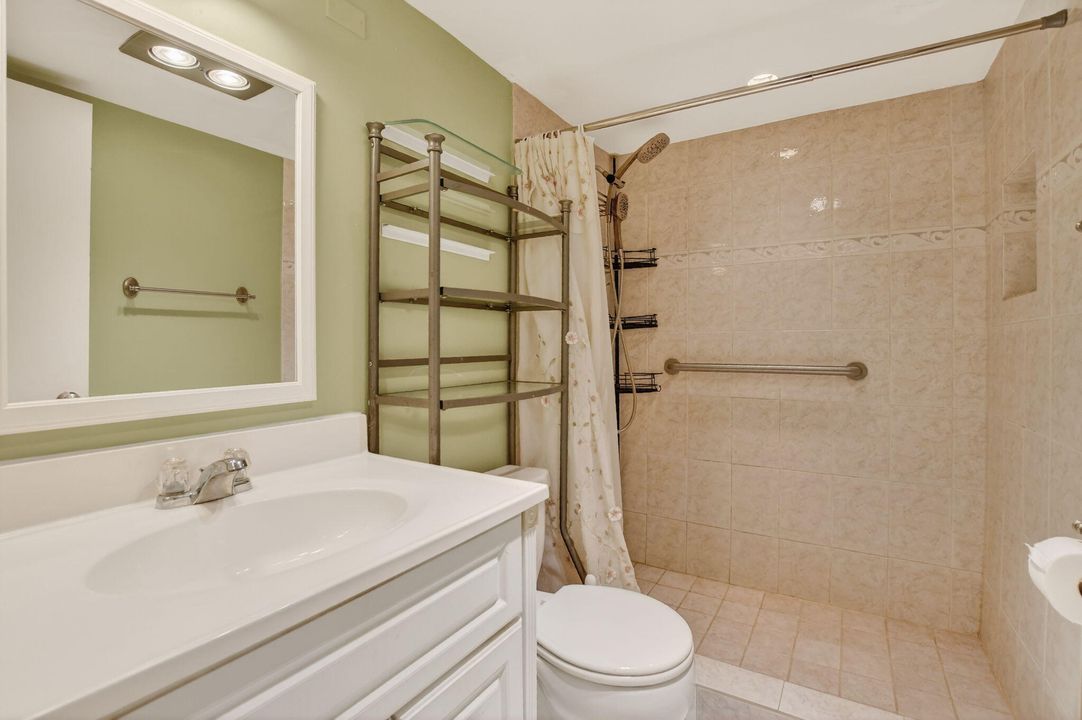 待售: $138,000 (2 贝兹, 1 浴室, 828 平方英尺)