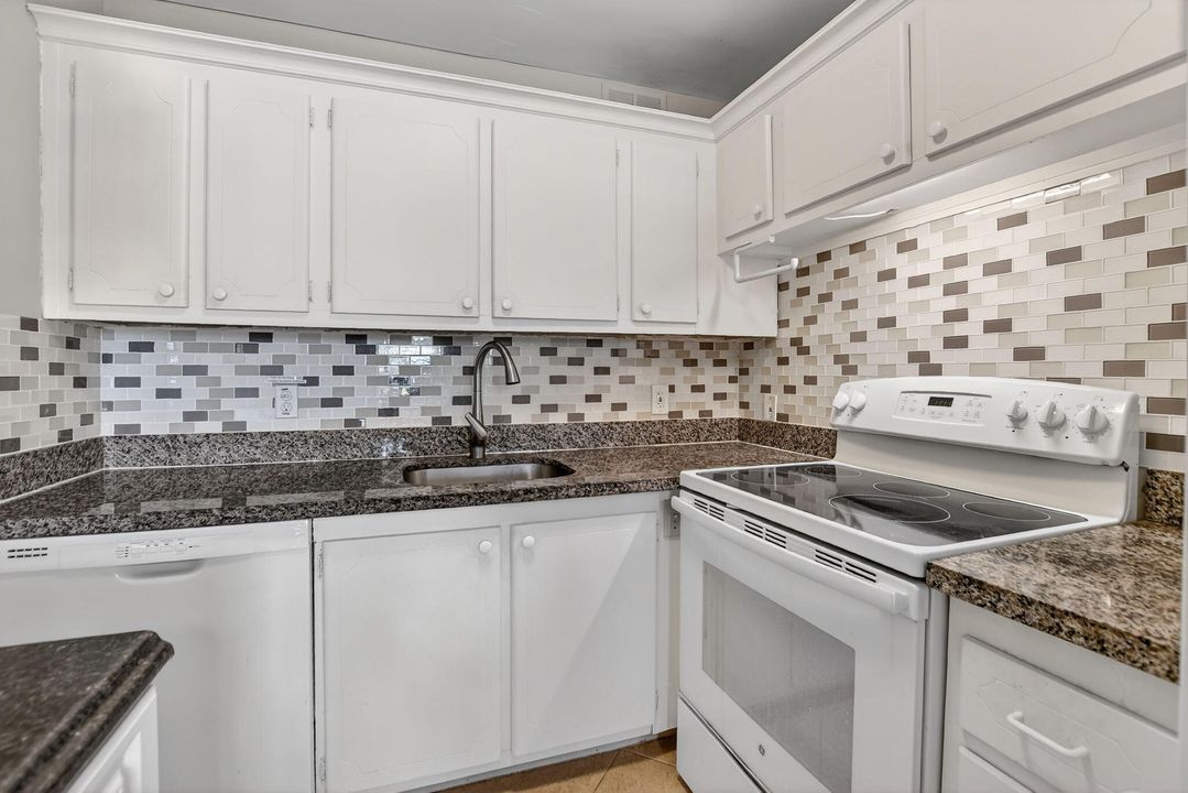 待售: $138,000 (2 贝兹, 1 浴室, 828 平方英尺)