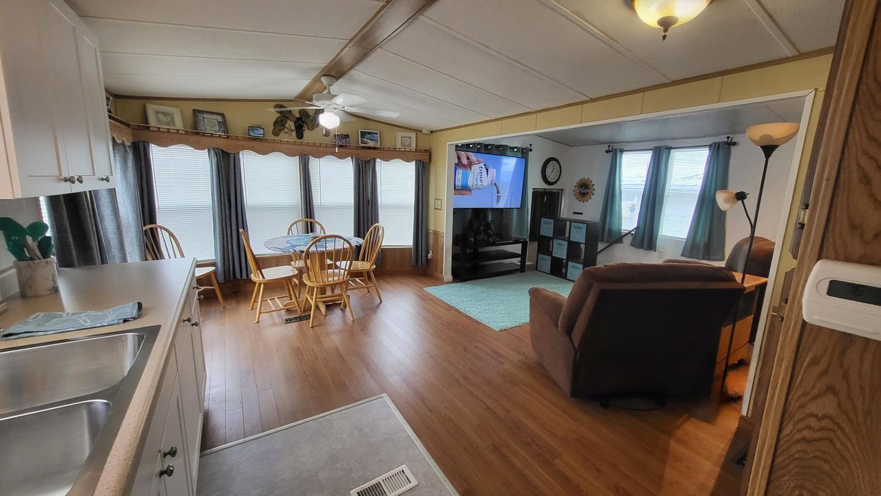 待售: $115,000 (2 贝兹, 1 浴室, 636 平方英尺)