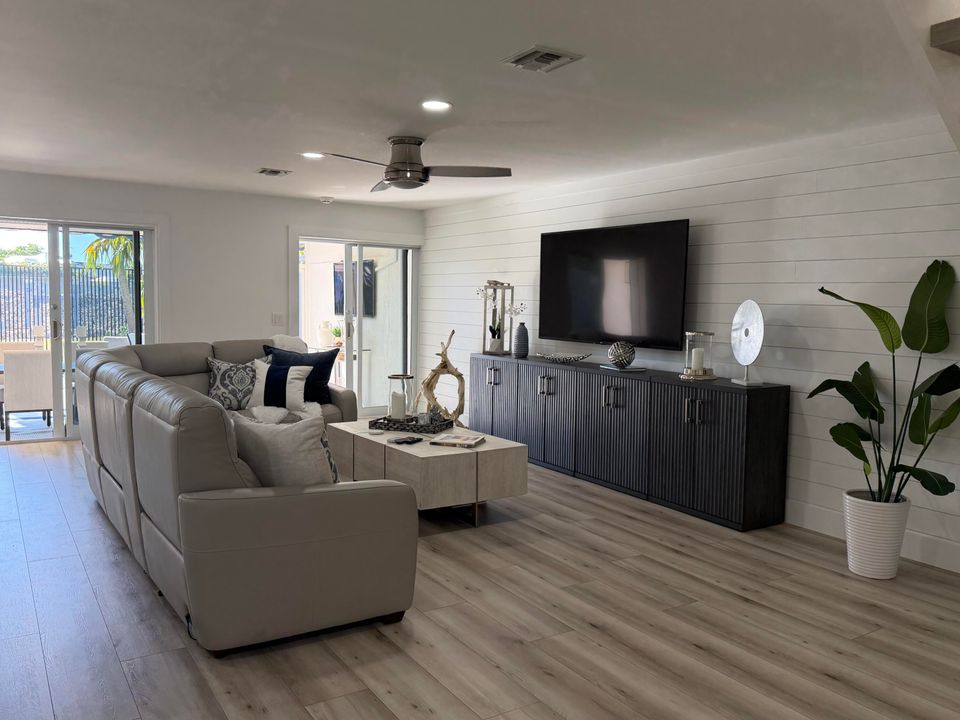 En Venta: $1,150,000 (3 camas, 2 baños, 2006 Pies cuadrados)