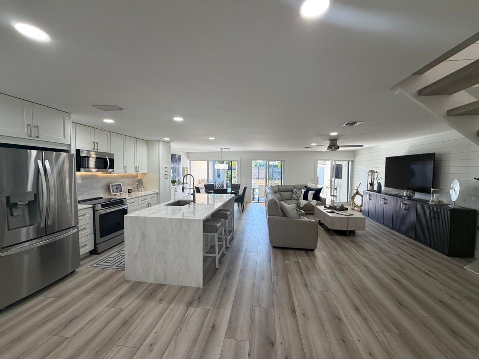 En Venta: $1,150,000 (3 camas, 2 baños, 2006 Pies cuadrados)