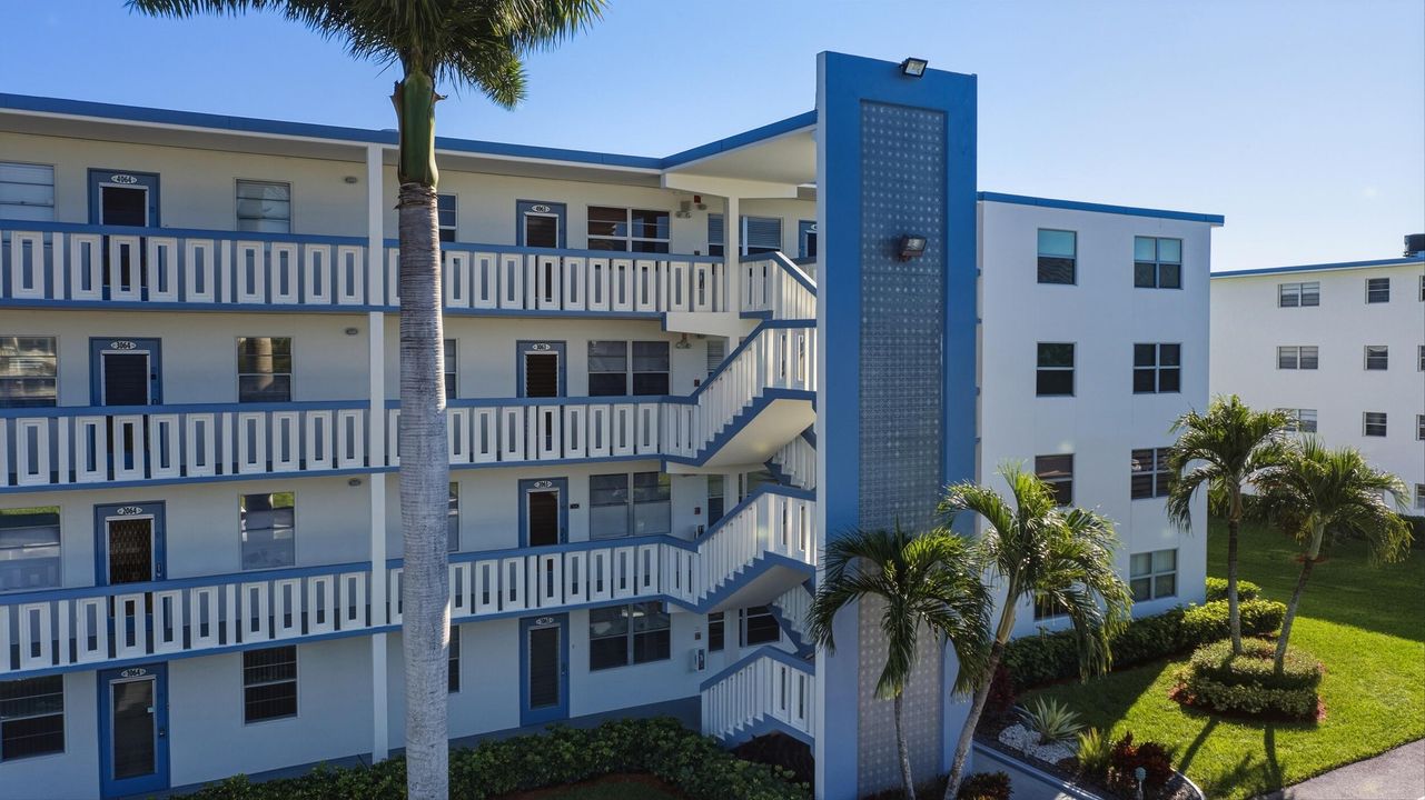 For Sale: $243,000 (2 beds, 2 baths, 896 Square Feet)