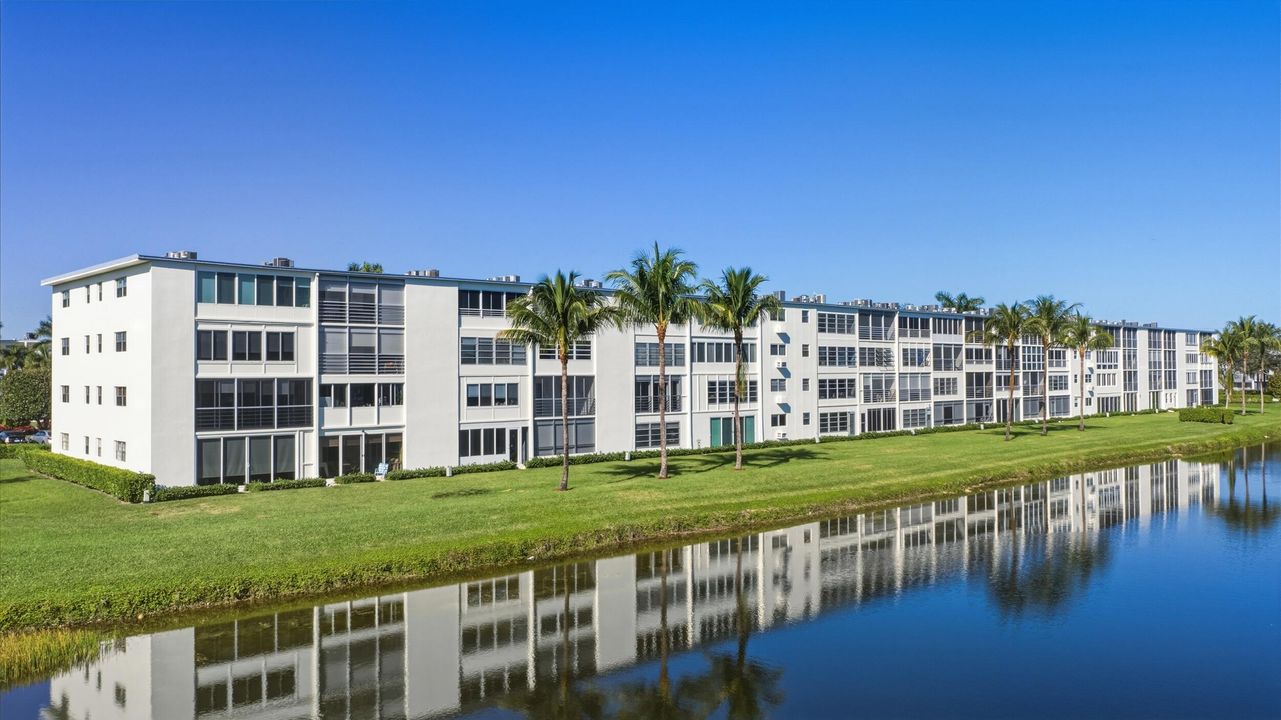 For Sale: $243,000 (2 beds, 2 baths, 896 Square Feet)