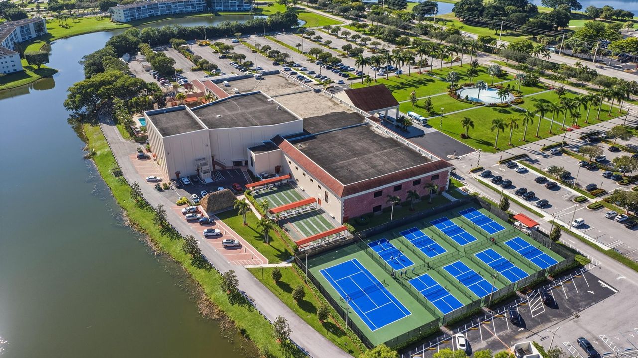 For Sale: $243,000 (2 beds, 2 baths, 896 Square Feet)