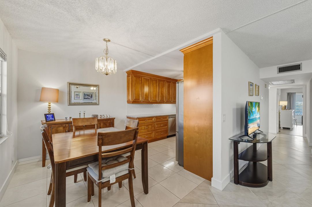 For Sale: $243,000 (2 beds, 2 baths, 896 Square Feet)