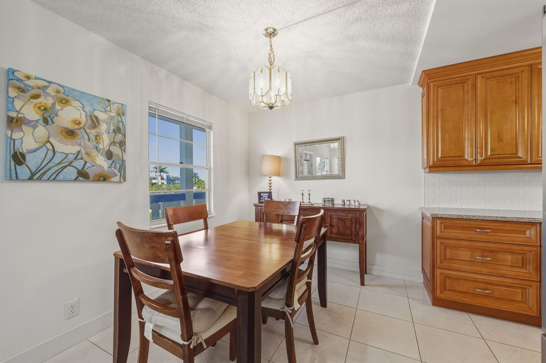 For Sale: $243,000 (2 beds, 2 baths, 896 Square Feet)