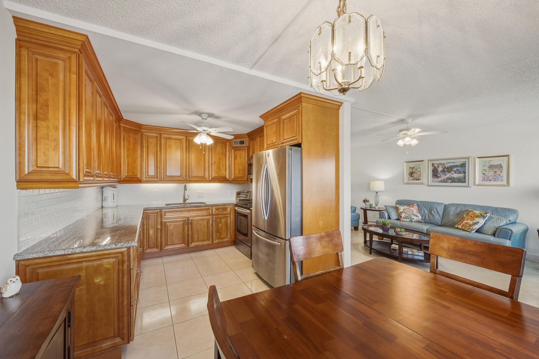 For Sale: $243,000 (2 beds, 2 baths, 896 Square Feet)