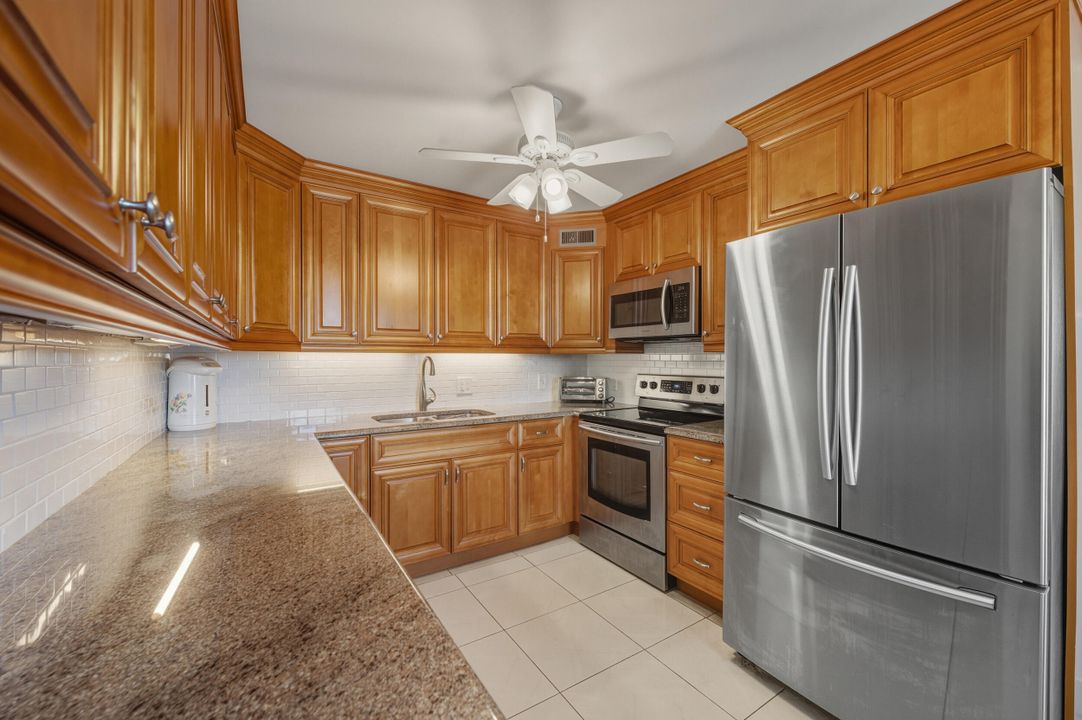 For Sale: $243,000 (2 beds, 2 baths, 896 Square Feet)