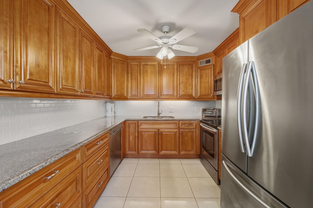 For Sale: $243,000 (2 beds, 2 baths, 896 Square Feet)