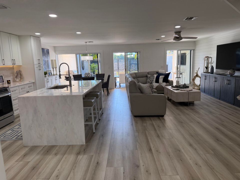 En Venta: $1,150,000 (3 camas, 2 baños, 2006 Pies cuadrados)