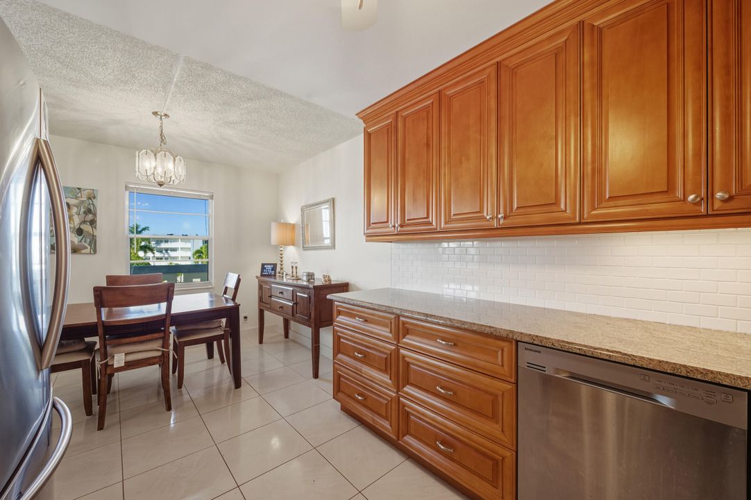 For Sale: $243,000 (2 beds, 2 baths, 896 Square Feet)