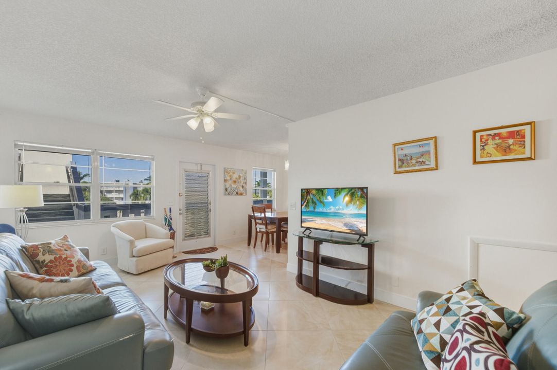 For Sale: $243,000 (2 beds, 2 baths, 896 Square Feet)