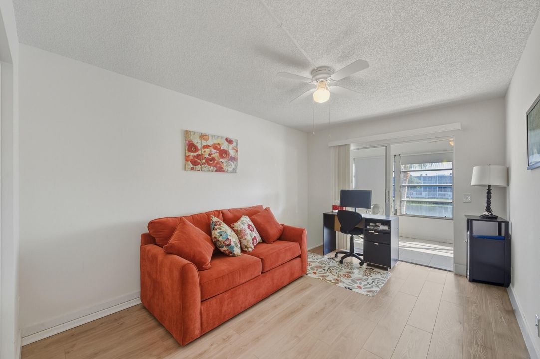 For Sale: $243,000 (2 beds, 2 baths, 896 Square Feet)