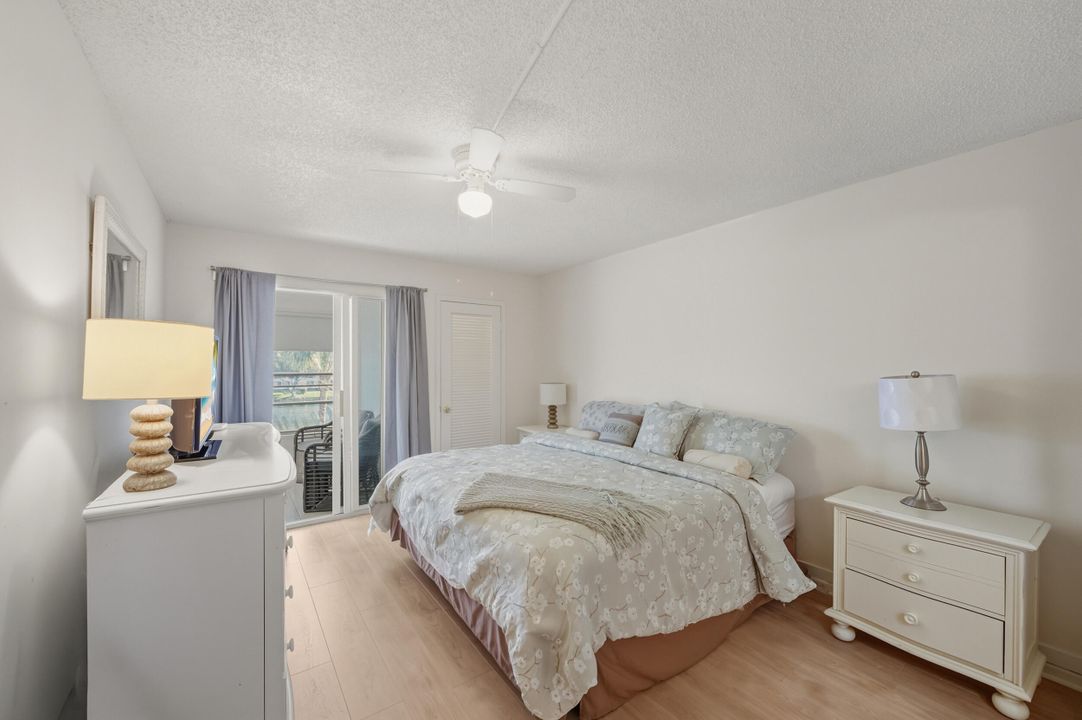 For Sale: $243,000 (2 beds, 2 baths, 896 Square Feet)