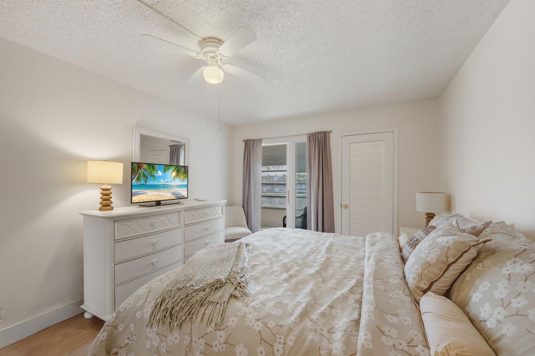 For Sale: $243,000 (2 beds, 2 baths, 896 Square Feet)