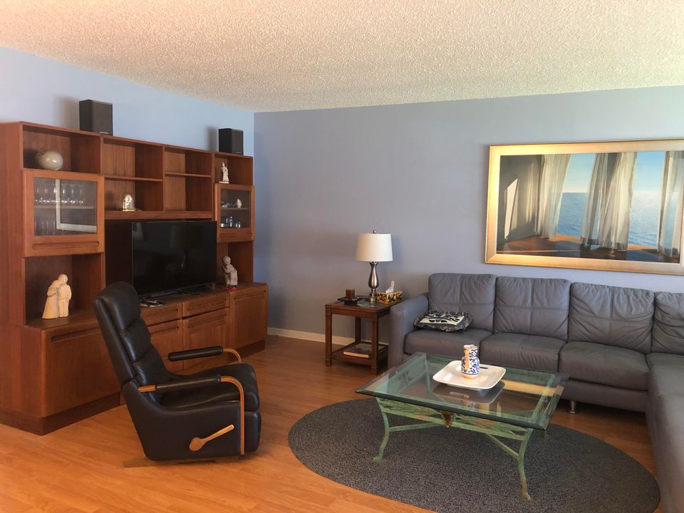 На продажу: $124,900 (1 спален, 1 ванн, 994 Квадратных фут)