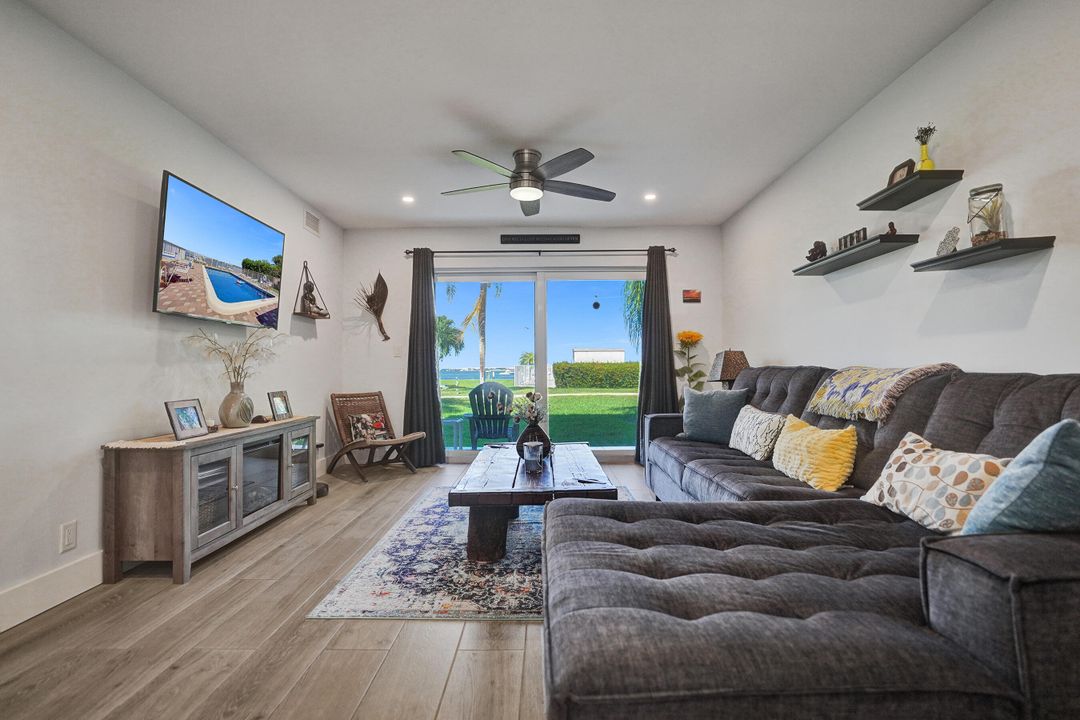 待售: $479,000 (2 贝兹, 2 浴室, 899 平方英尺)