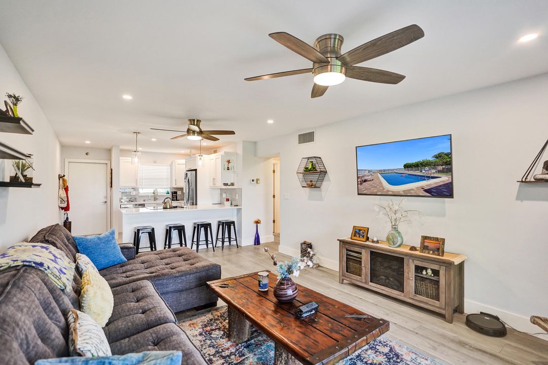 待售: $479,000 (2 贝兹, 2 浴室, 899 平方英尺)