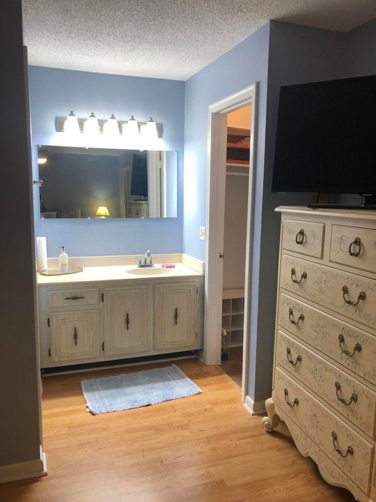 На продажу: $124,900 (1 спален, 1 ванн, 994 Квадратных фут)