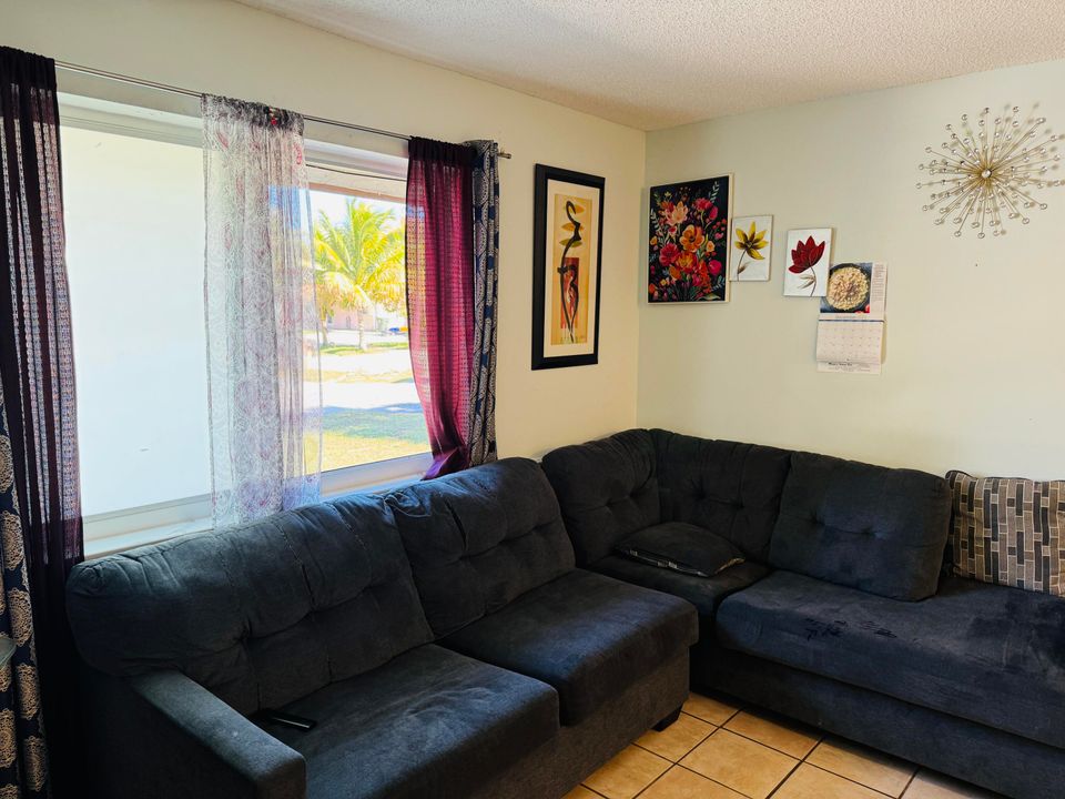 For Sale: $365,000 (3 beds, 2 baths, 1320 Square Feet)