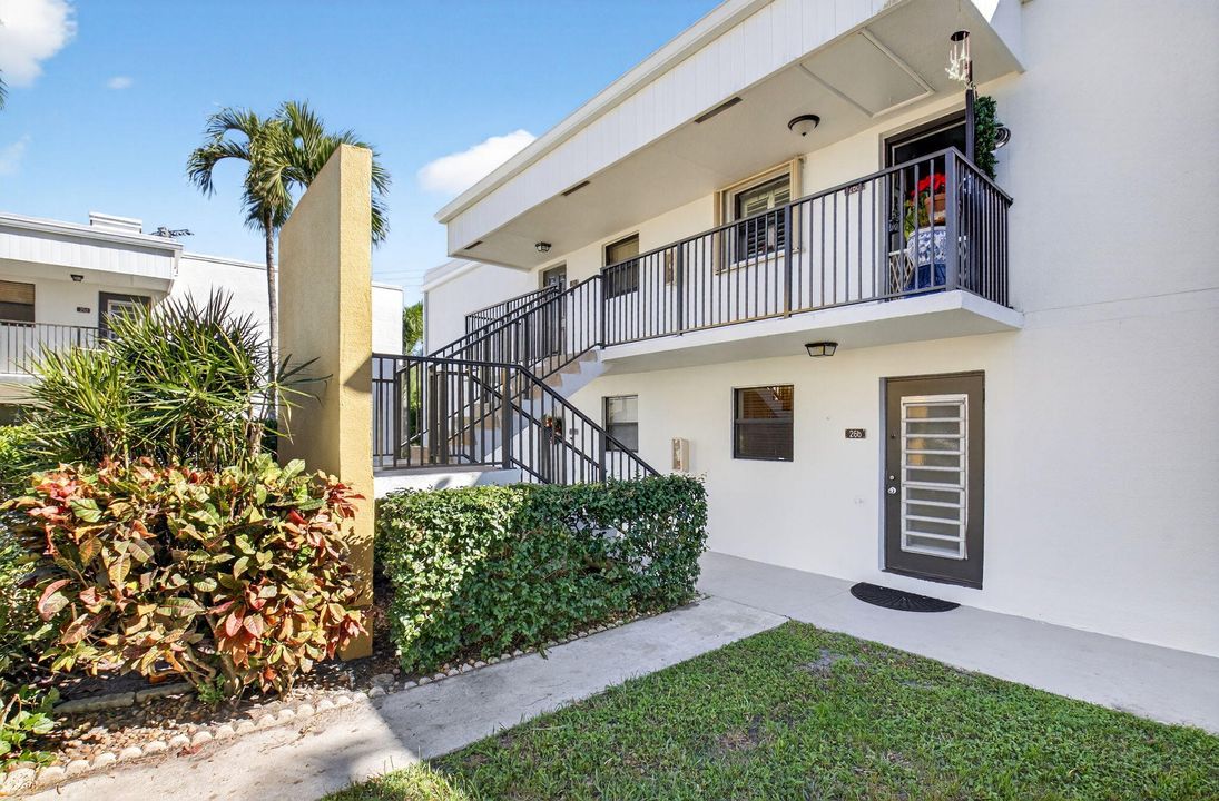 For Sale: $275,000 (2 beds, 2 baths, 1056 Square Feet)