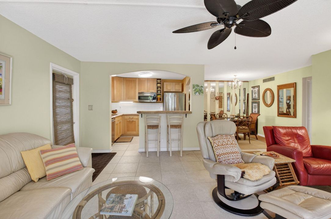 For Sale: $275,000 (2 beds, 2 baths, 1056 Square Feet)