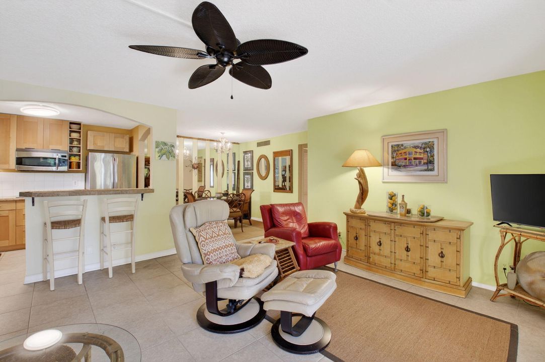 For Sale: $275,000 (2 beds, 2 baths, 1056 Square Feet)