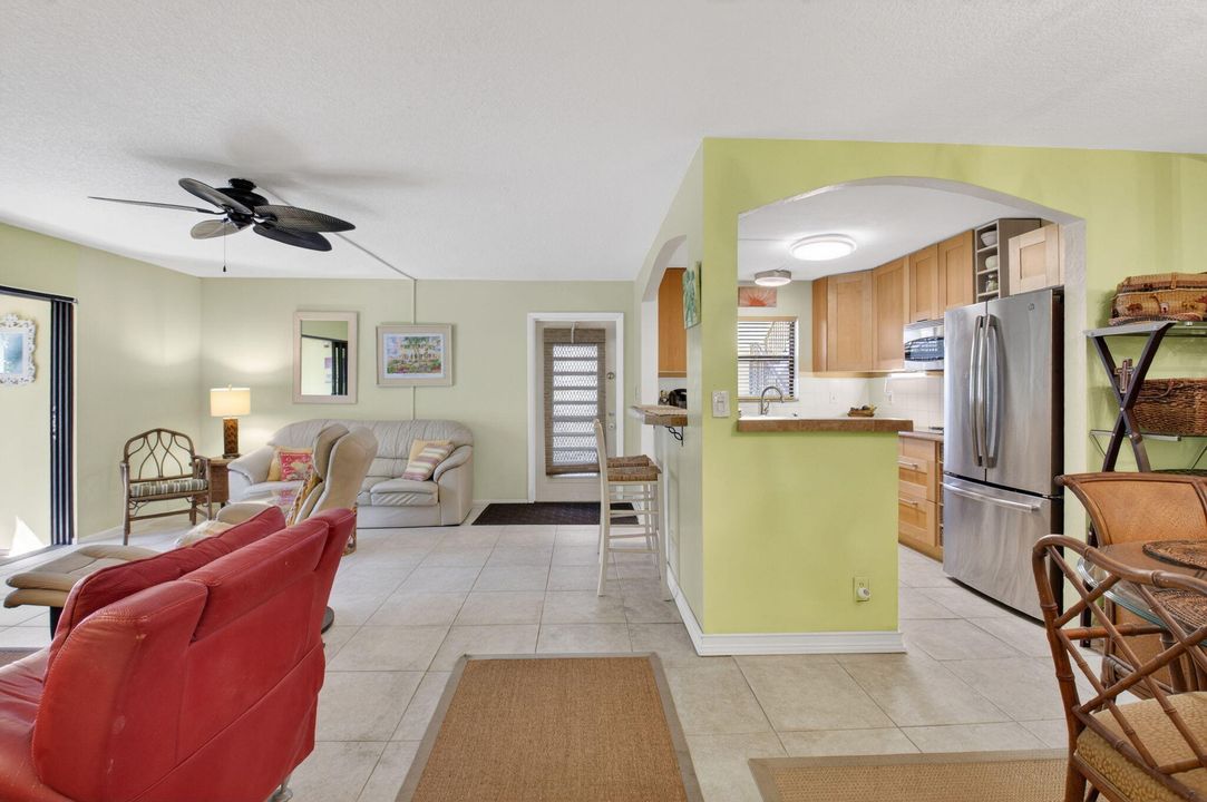 For Sale: $275,000 (2 beds, 2 baths, 1056 Square Feet)