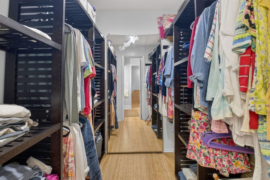 For Sale: $275,000 (2 beds, 2 baths, 1056 Square Feet)