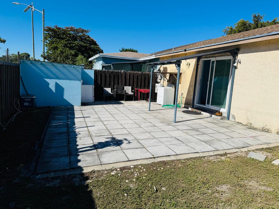 For Sale: $365,000 (3 beds, 2 baths, 1320 Square Feet)