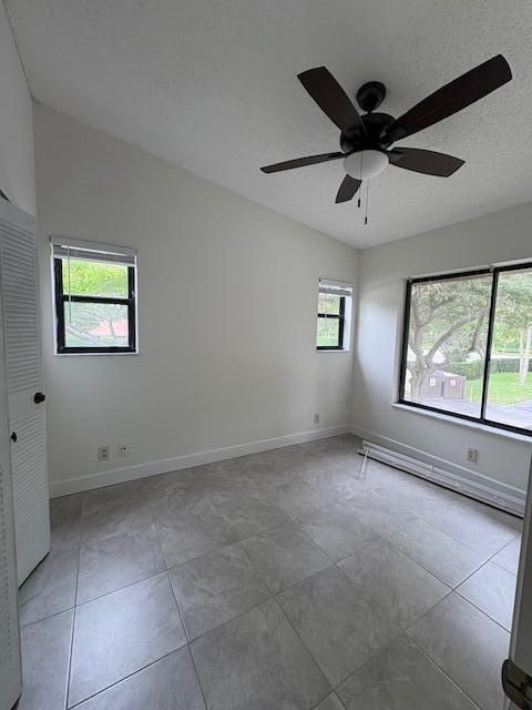 На продажу: $285,000 (2 спален, 2 ванн, 950 Квадратных фут)