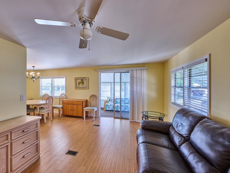 На продажу: $212,000 (2 спален, 2 ванн, 960 Квадратных фут)