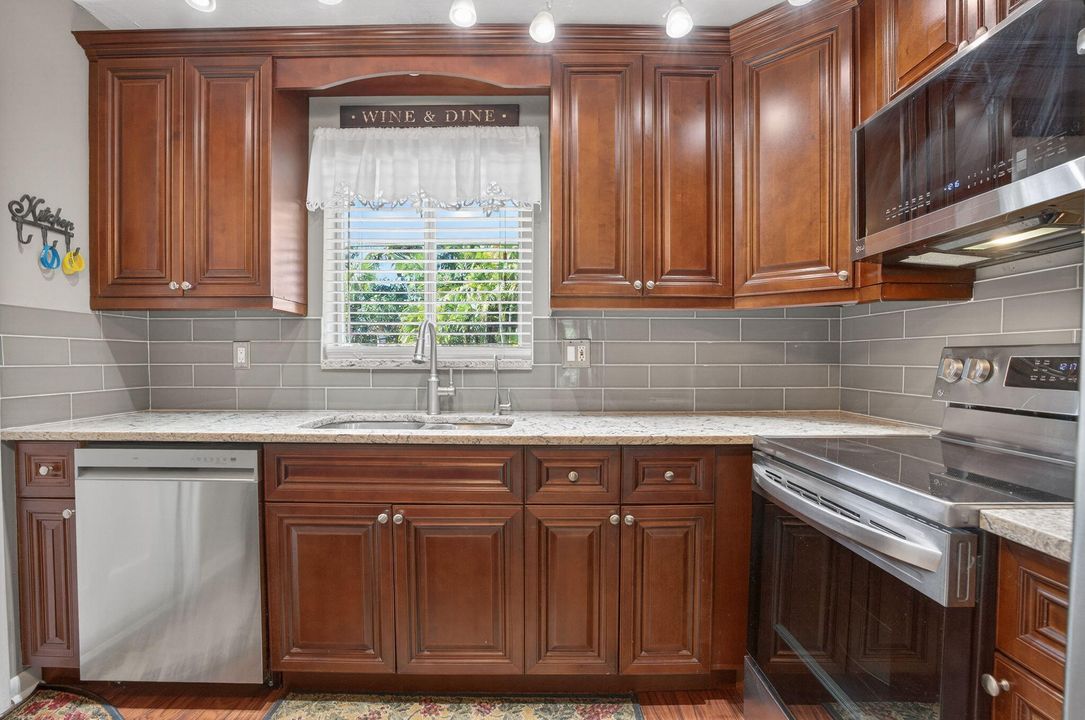 For Rent: $3,100 (2 beds, 2 baths, 920 Square Feet)