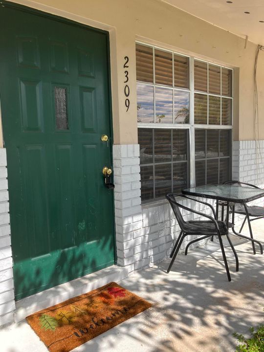 For Rent: $2,300 (2 beds, 1 baths, 1916 Square Feet)