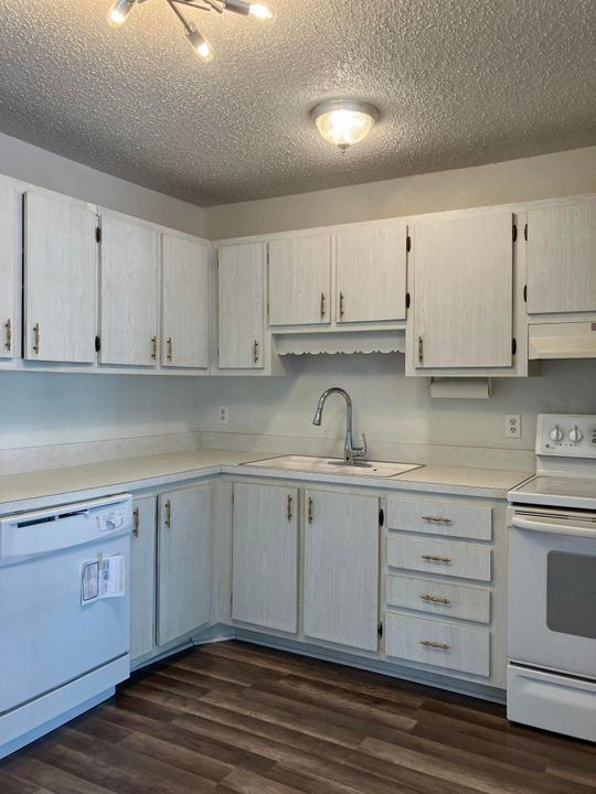 For Rent: $2,300 (2 beds, 1 baths, 1916 Square Feet)