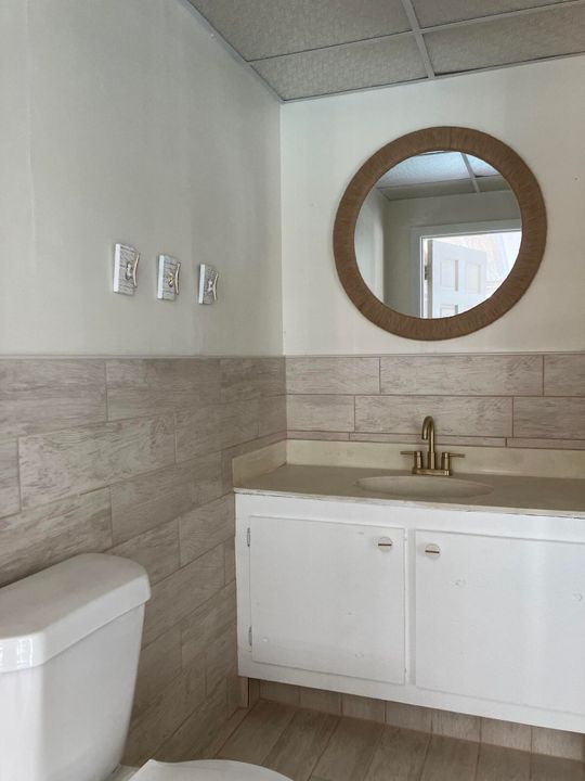 For Rent: $2,300 (2 beds, 1 baths, 1916 Square Feet)