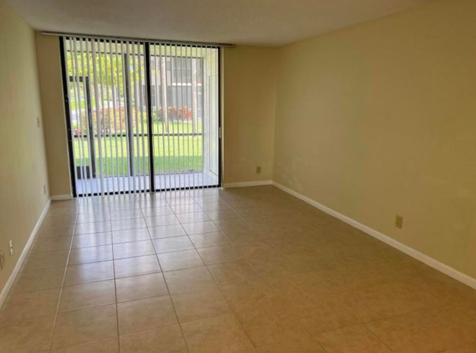 待售: $260,000 (2 贝兹, 2 浴室, 1099 平方英尺)