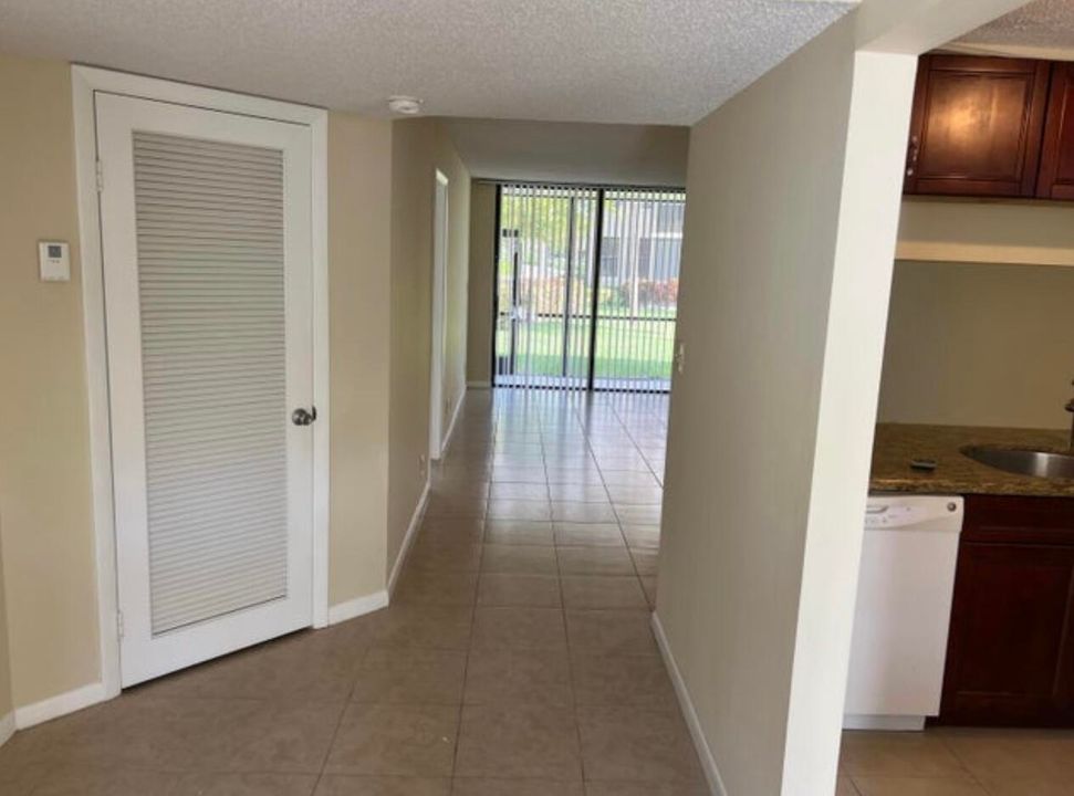 待售: $260,000 (2 贝兹, 2 浴室, 1099 平方英尺)