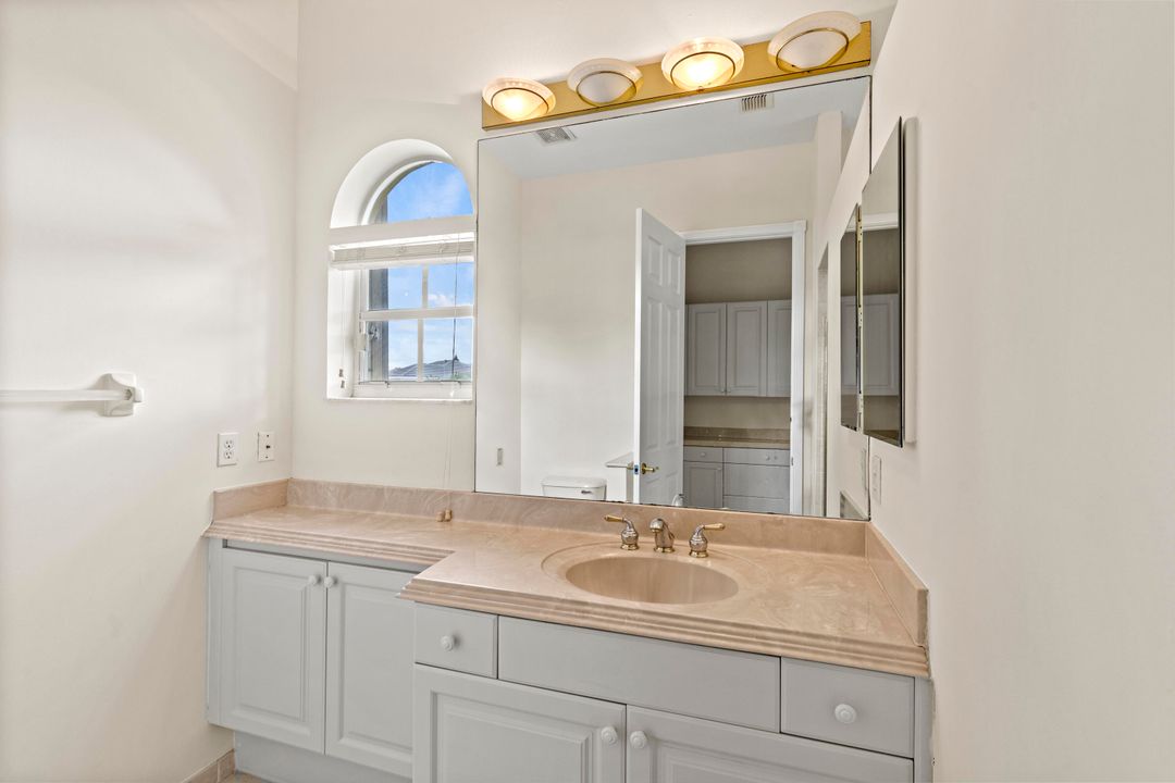 En Venta: $865,000 (4 camas, 3 baños, 3303 Pies cuadrados)