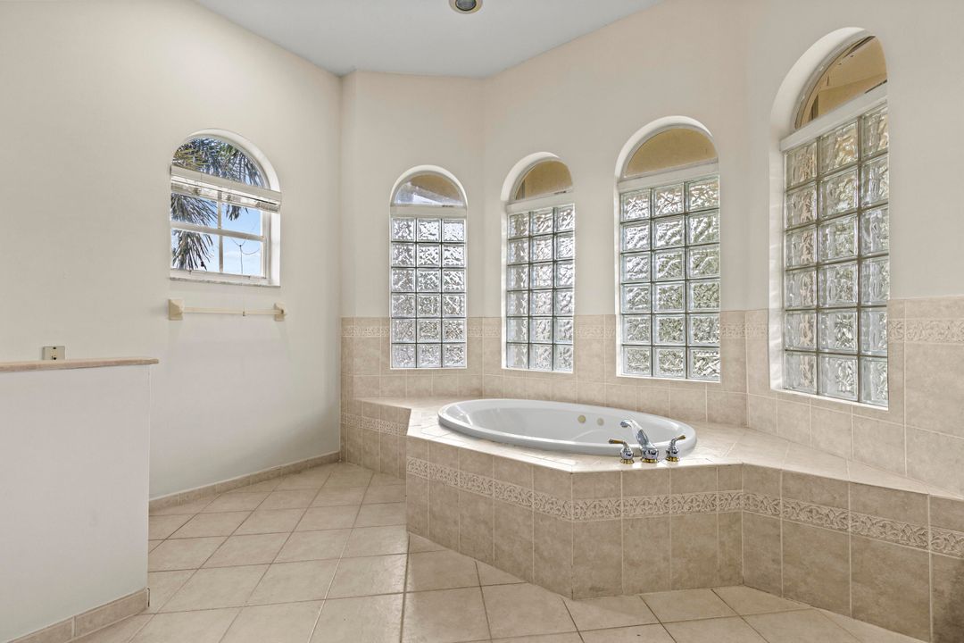 En Venta: $865,000 (4 camas, 3 baños, 3303 Pies cuadrados)