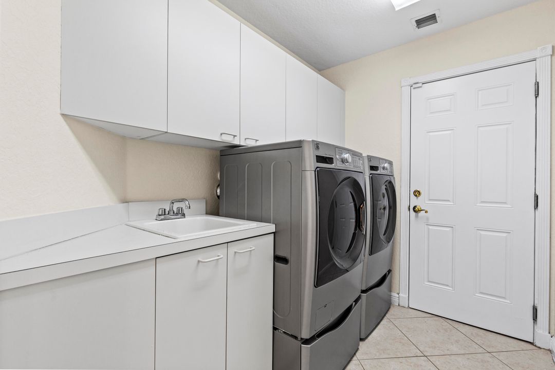 En Venta: $865,000 (4 camas, 3 baños, 3303 Pies cuadrados)