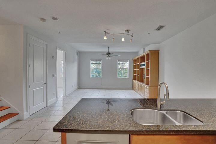 В аренду: $3,750 (3 спален, 3 ванн, 1628 Квадратных фут)